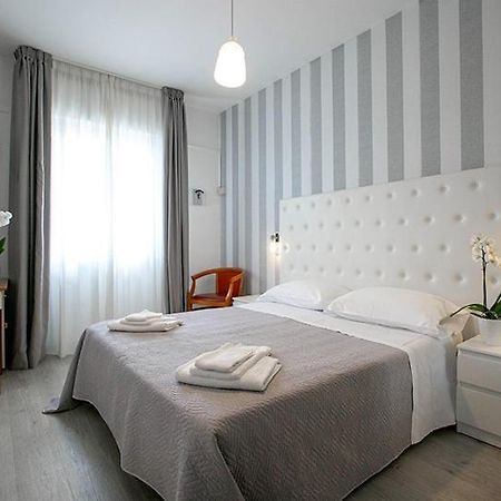 Hotel La Perla Rimini Bagian luar foto
