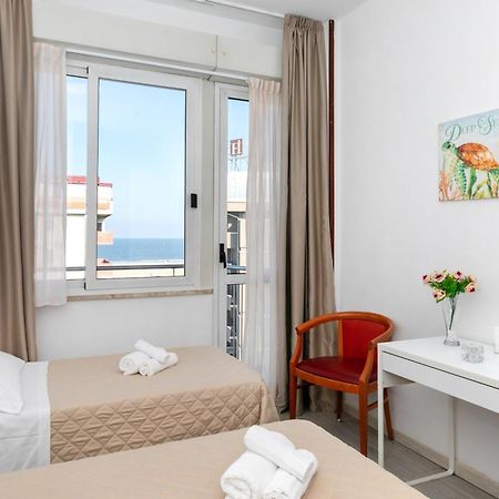 Hotel La Perla Rimini Bagian luar foto