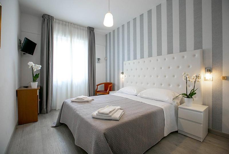 Hotel La Perla Rimini Bagian luar foto