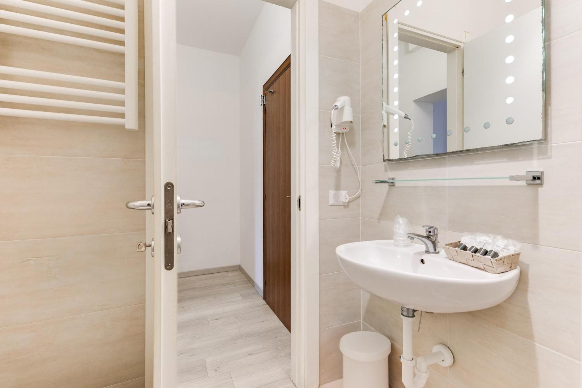 Hotel La Perla Rimini Bagian luar foto