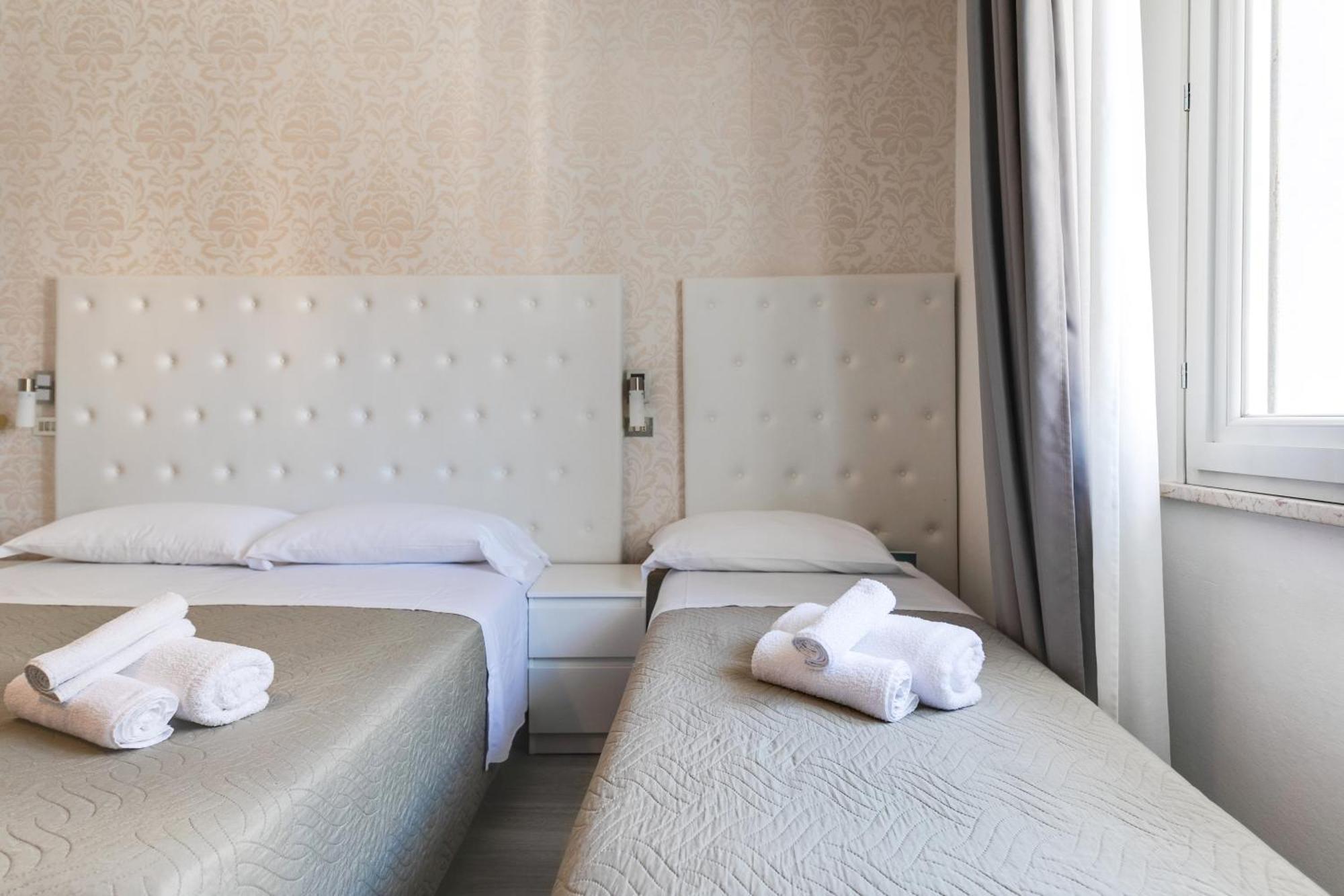 Hotel La Perla Rimini Bagian luar foto