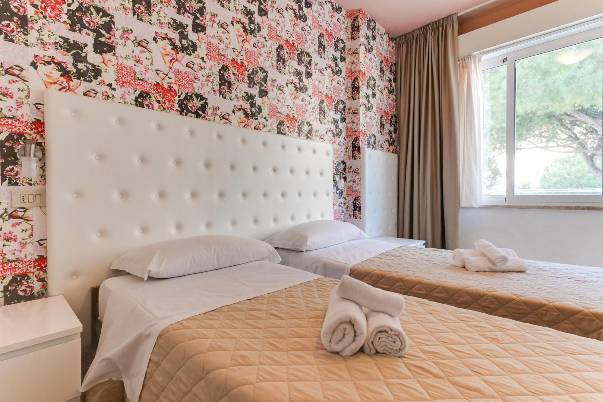 Hotel La Perla Rimini Bagian luar foto