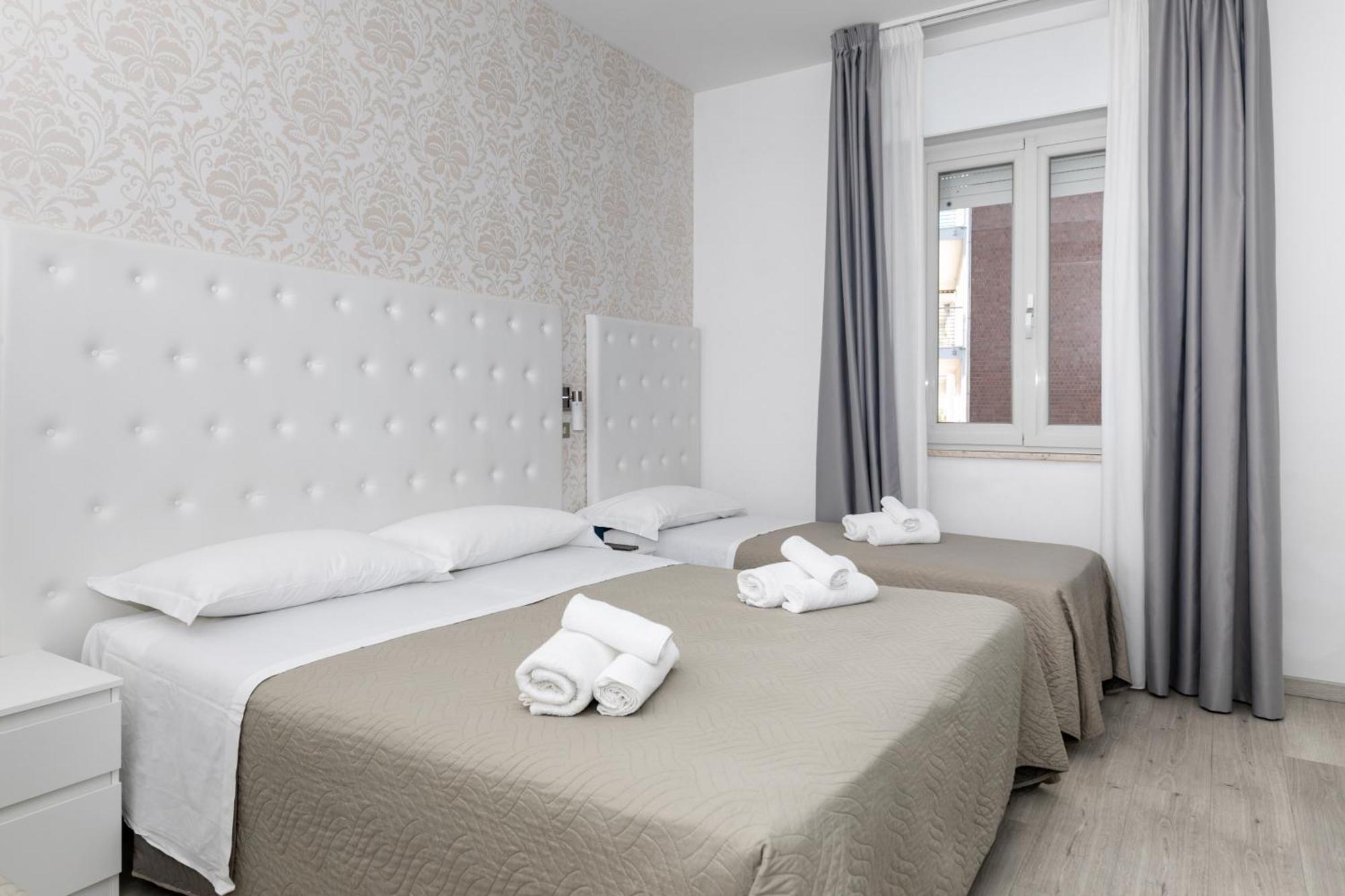 Hotel La Perla Rimini Bagian luar foto