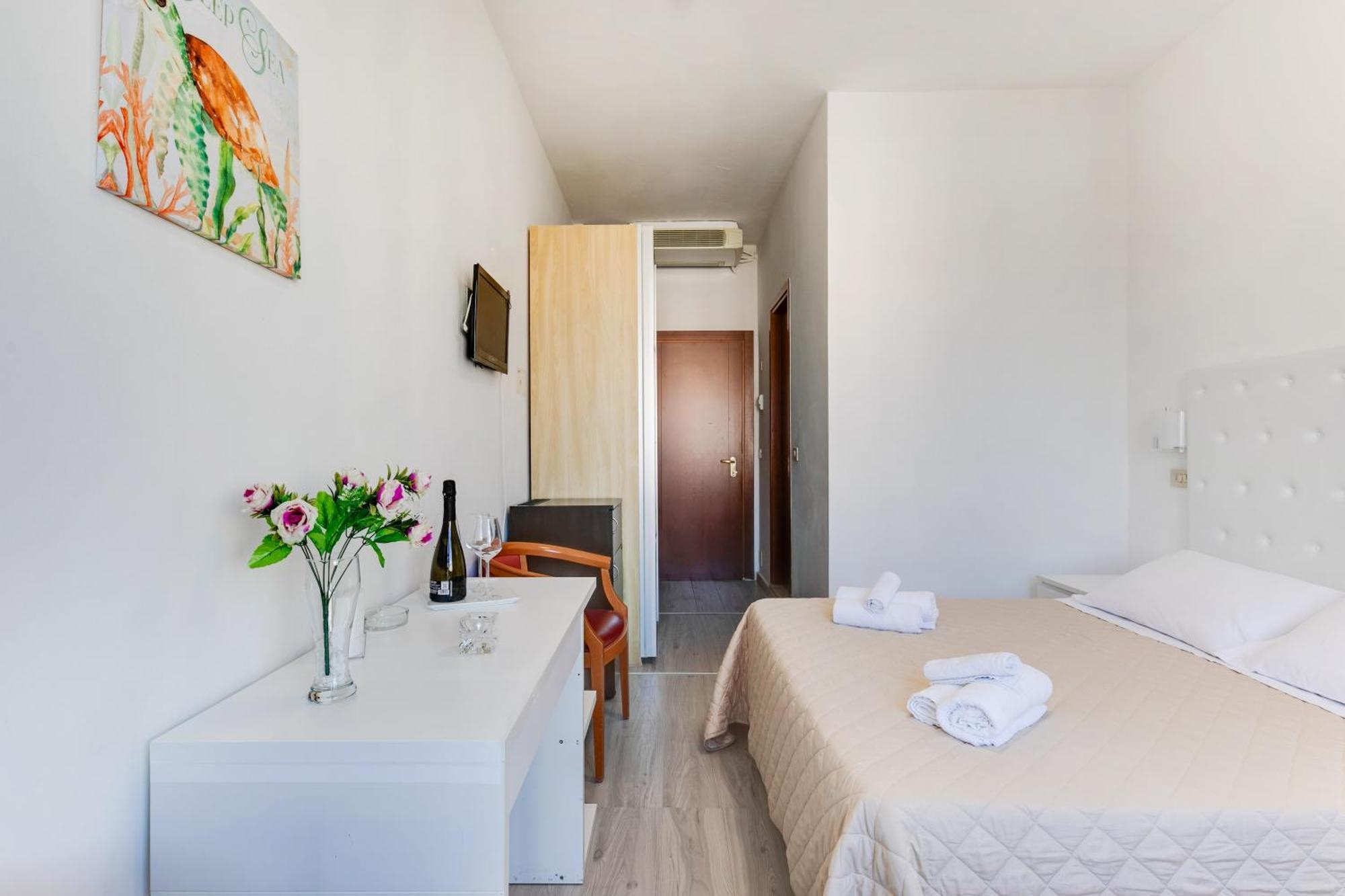 Hotel La Perla Rimini Bagian luar foto