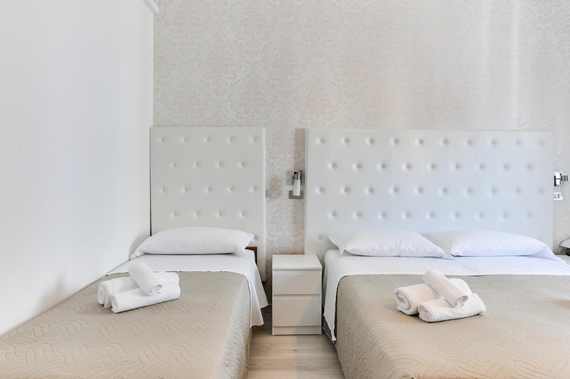 Hotel La Perla Rimini Bagian luar foto