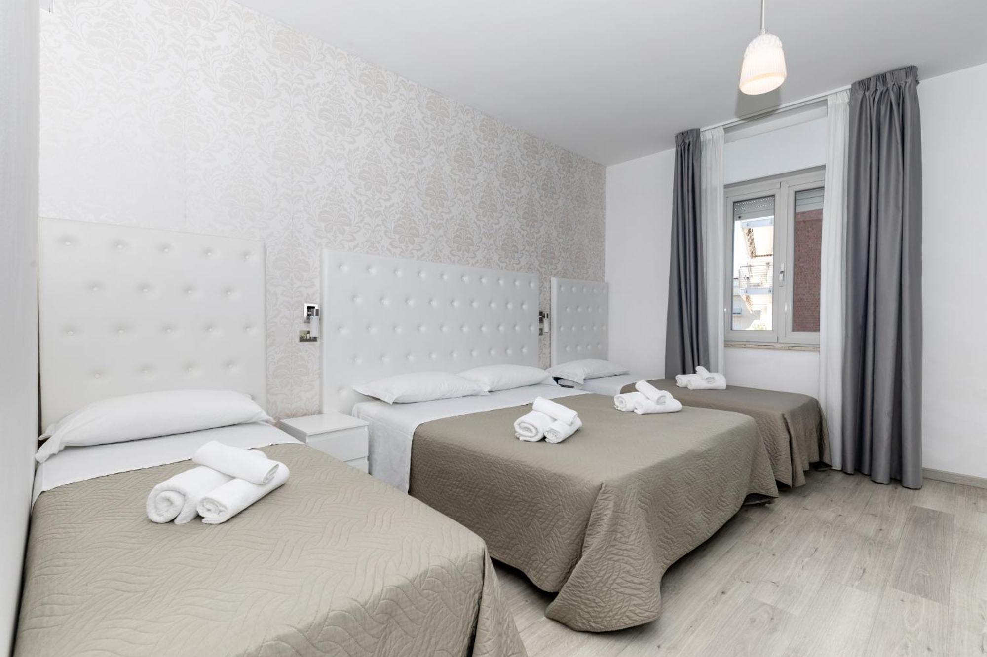 Hotel La Perla Rimini Bagian luar foto