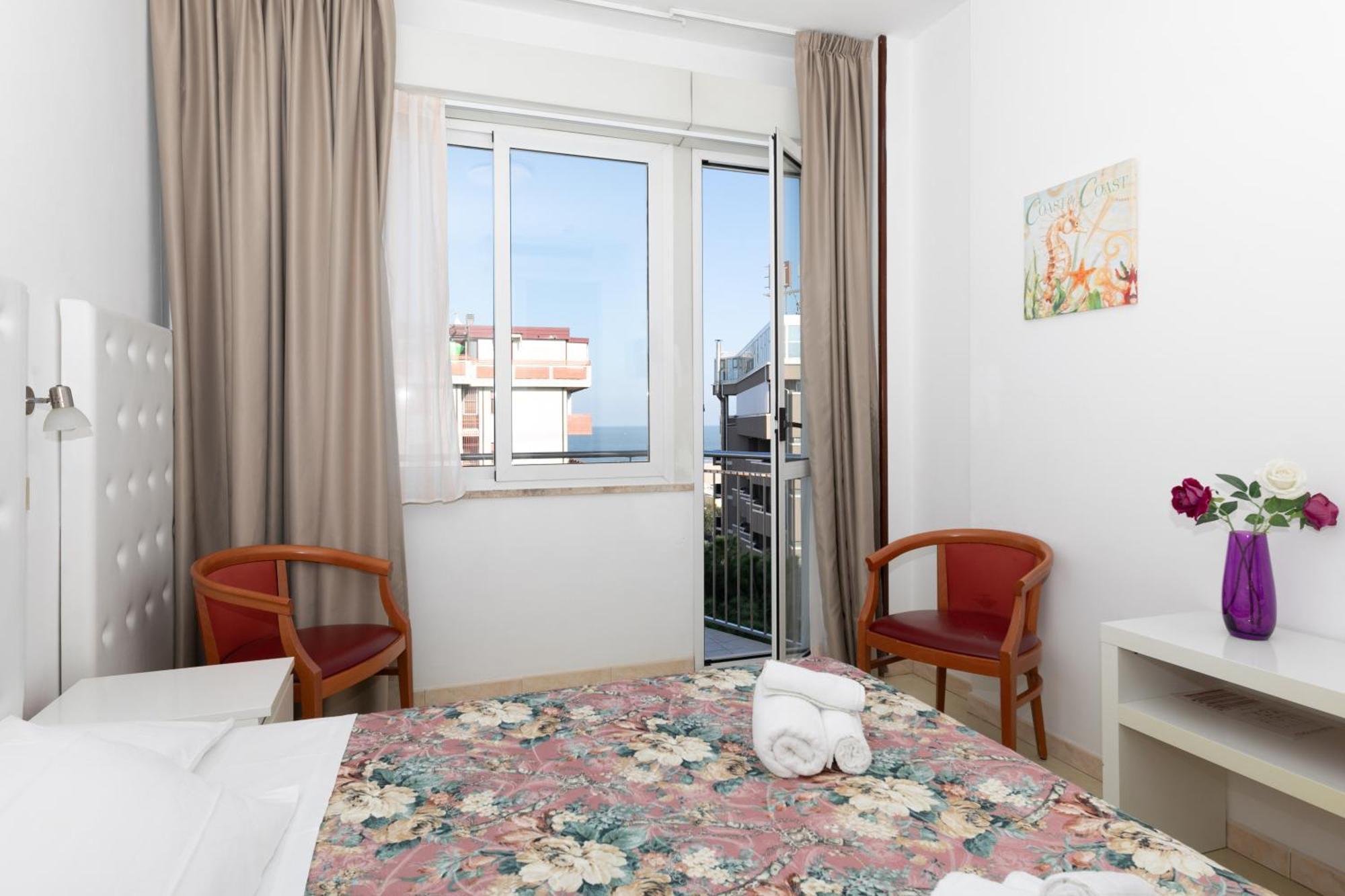 Hotel La Perla Rimini Bagian luar foto