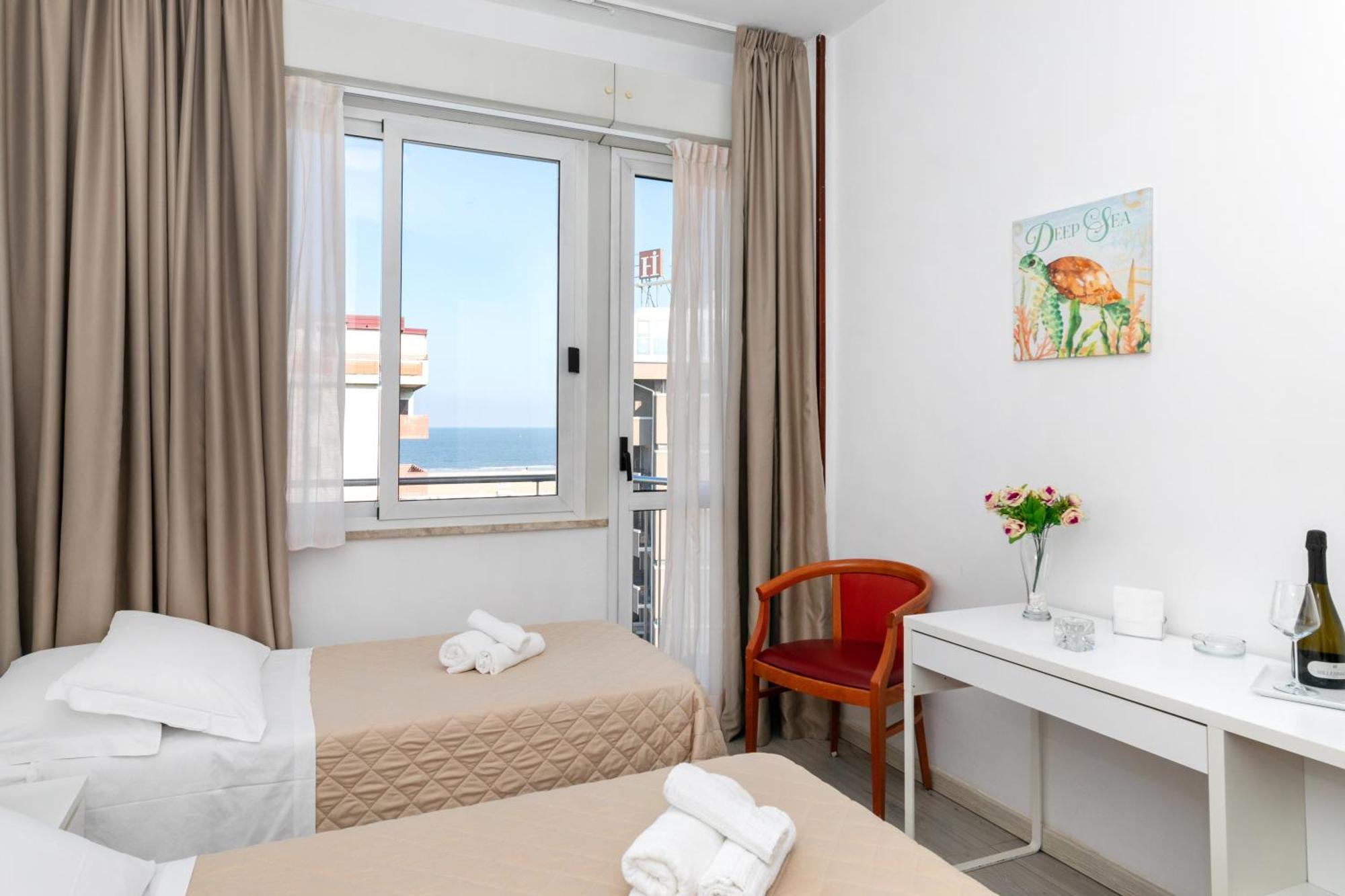 Hotel La Perla Rimini Bagian luar foto
