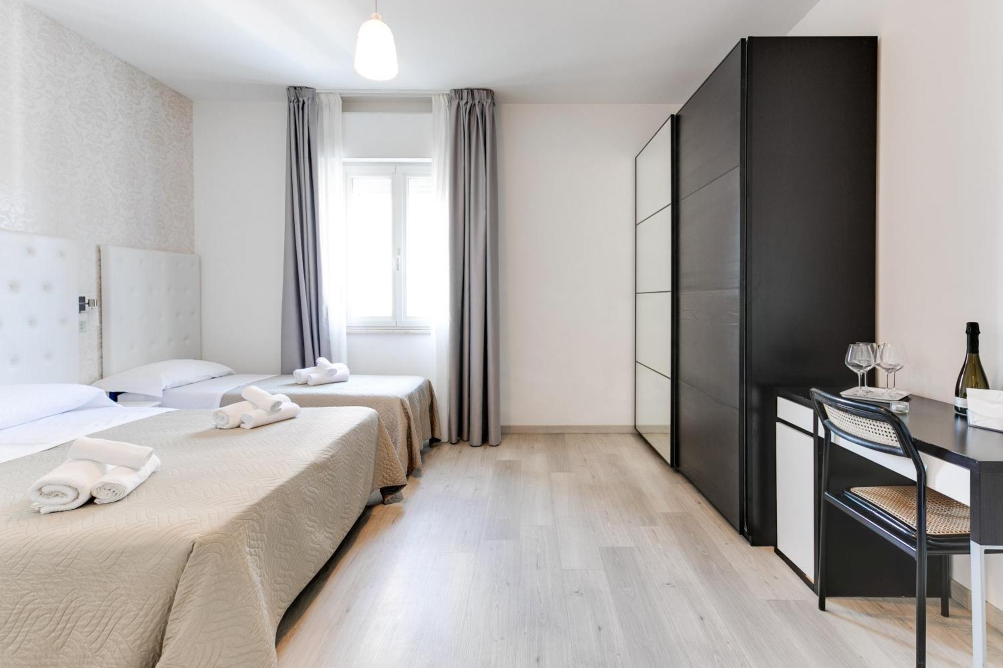 Hotel La Perla Rimini Bagian luar foto