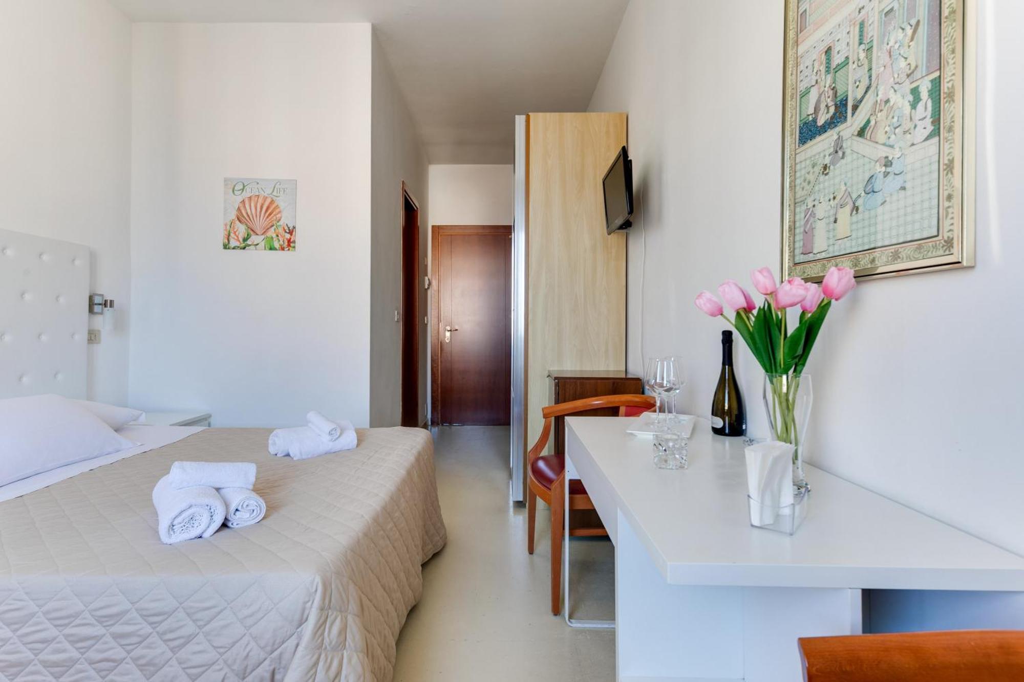 Hotel La Perla Rimini Bagian luar foto