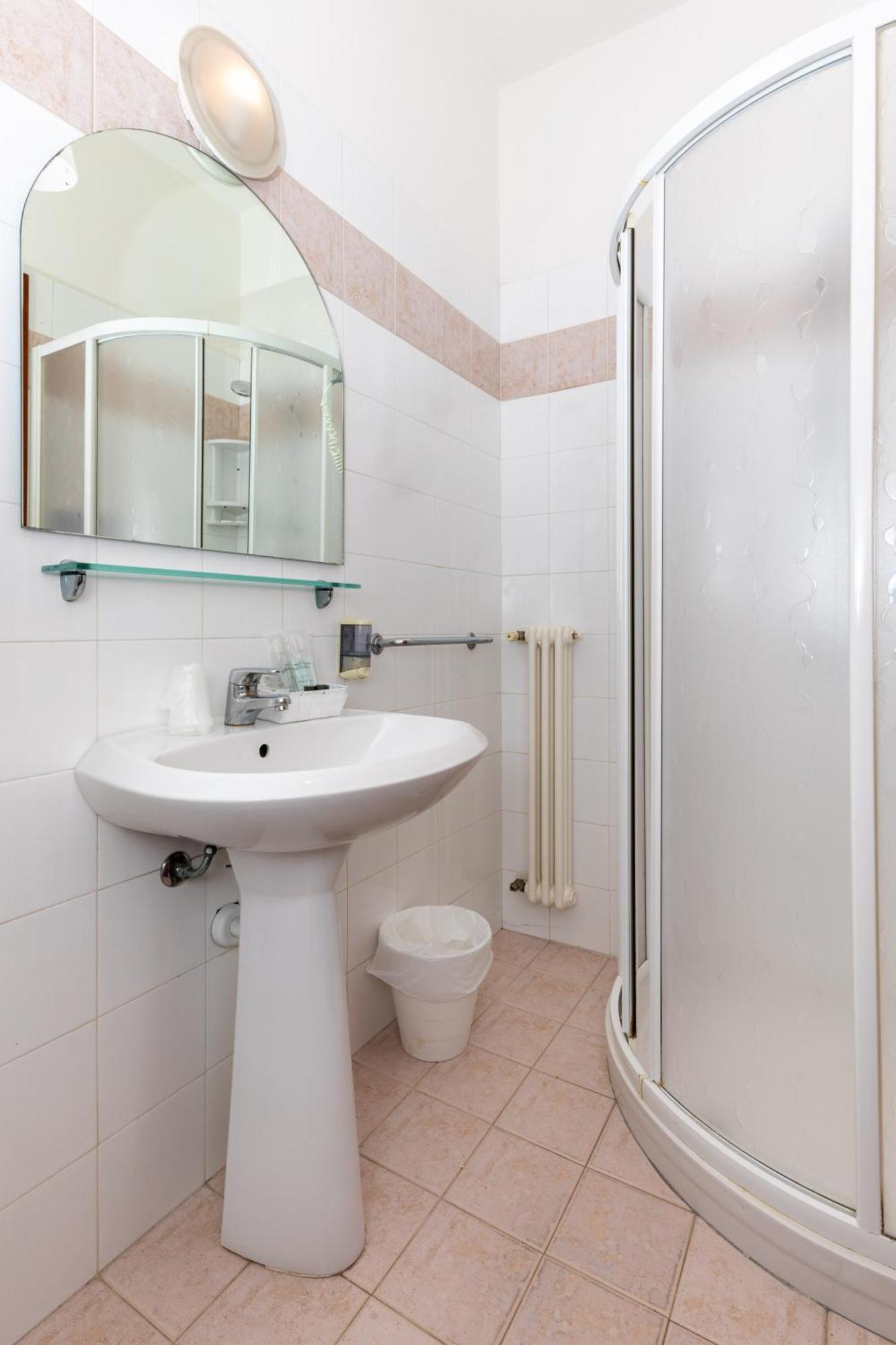 Hotel La Perla Rimini Bagian luar foto