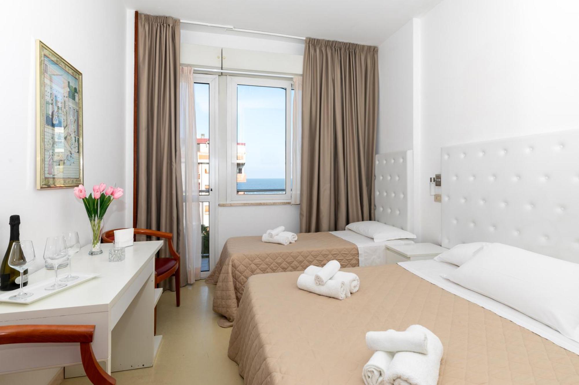 Hotel La Perla Rimini Bagian luar foto