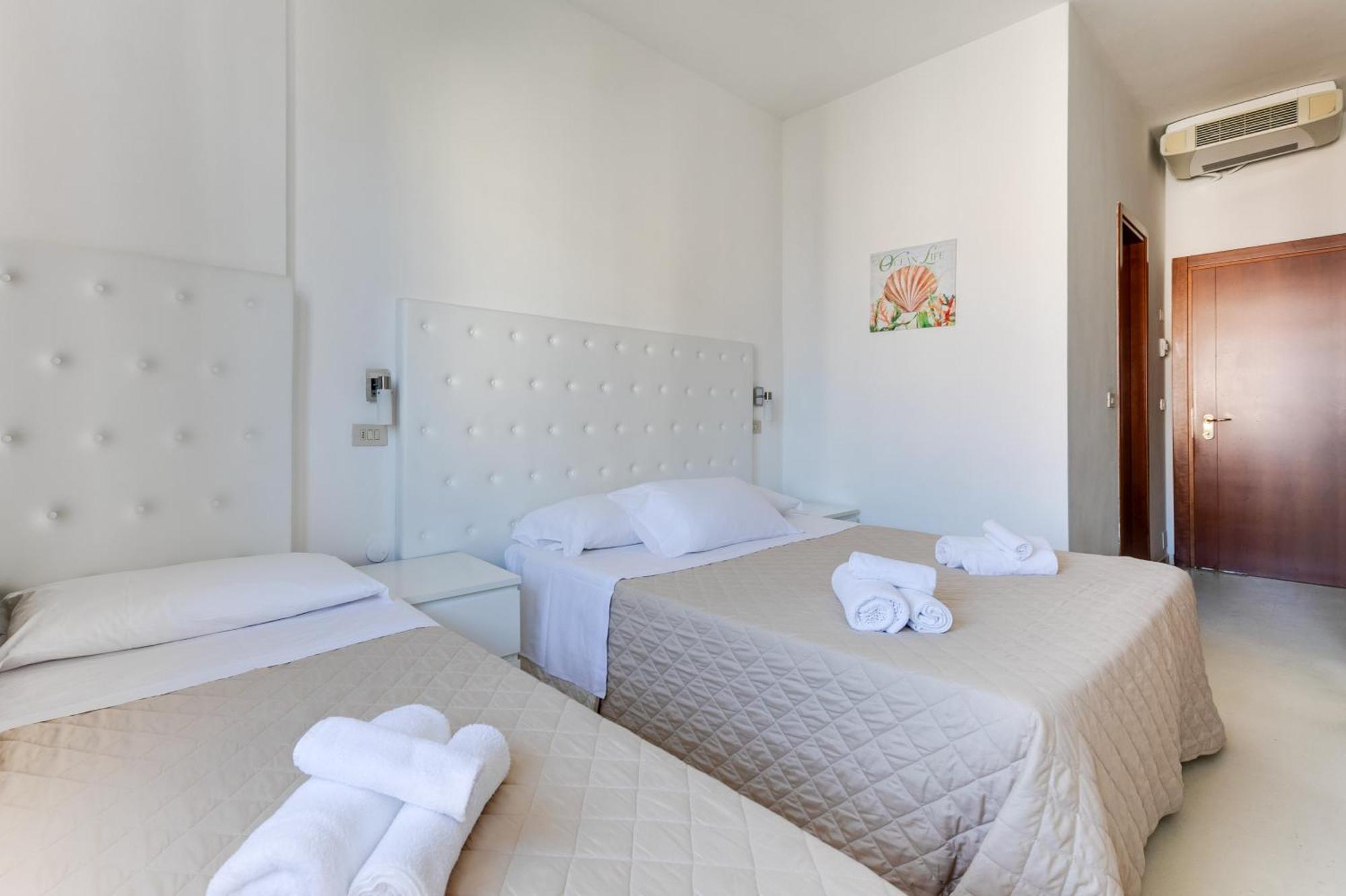 Hotel La Perla Rimini Bagian luar foto