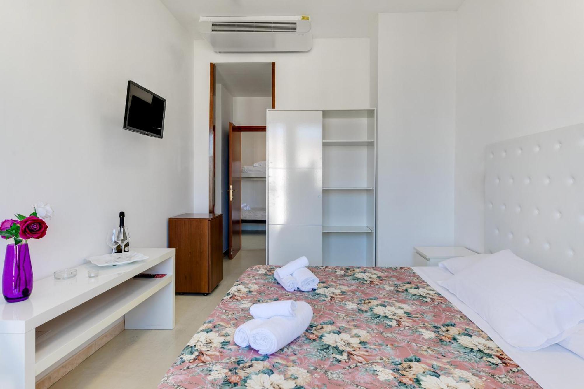 Hotel La Perla Rimini Bagian luar foto