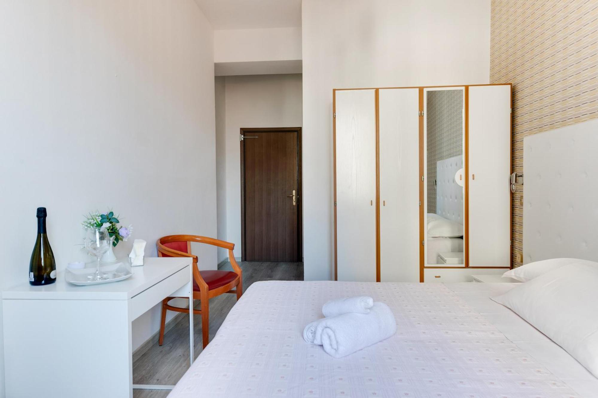 Hotel La Perla Rimini Bagian luar foto