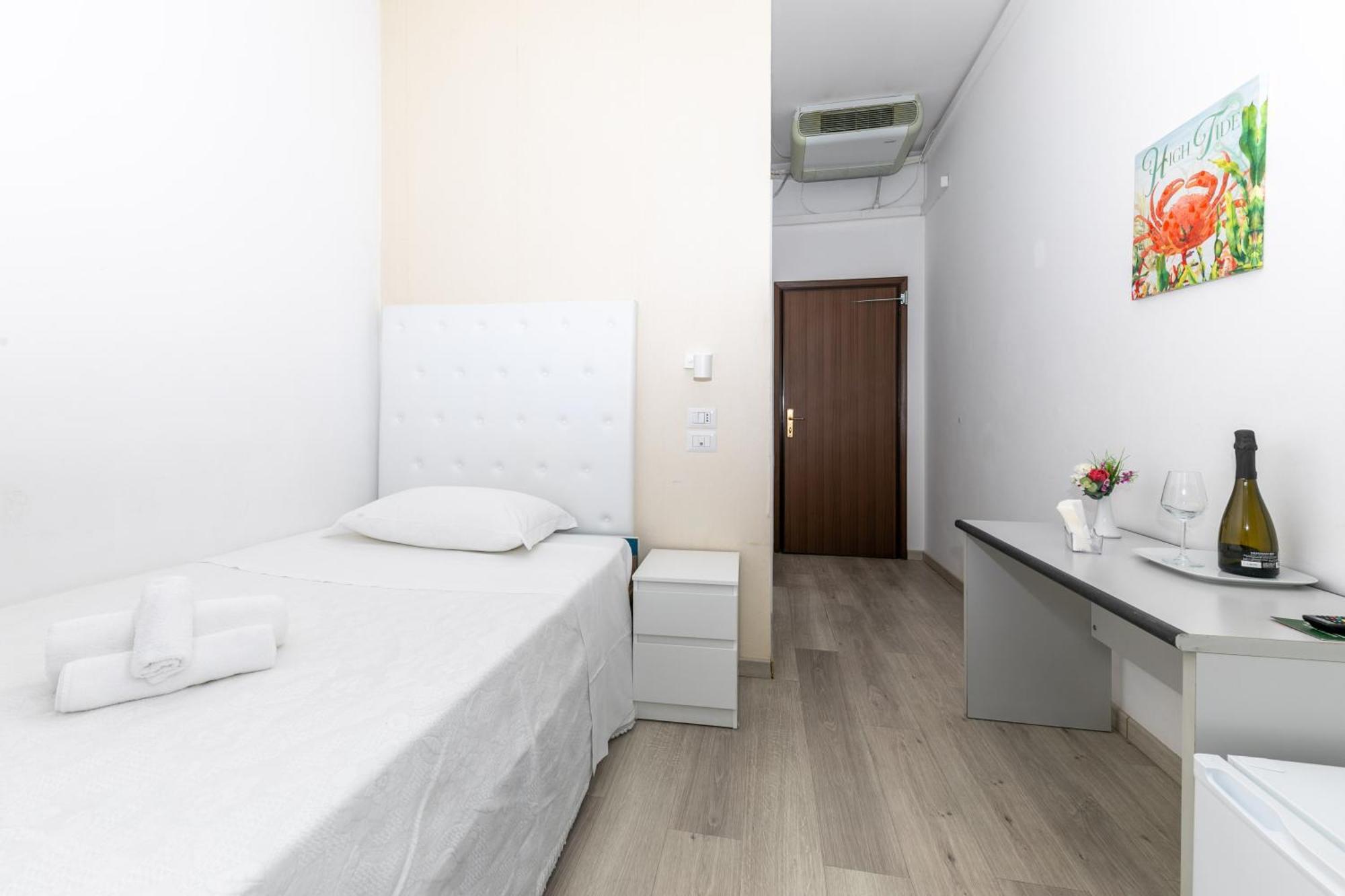 Hotel La Perla Rimini Bagian luar foto