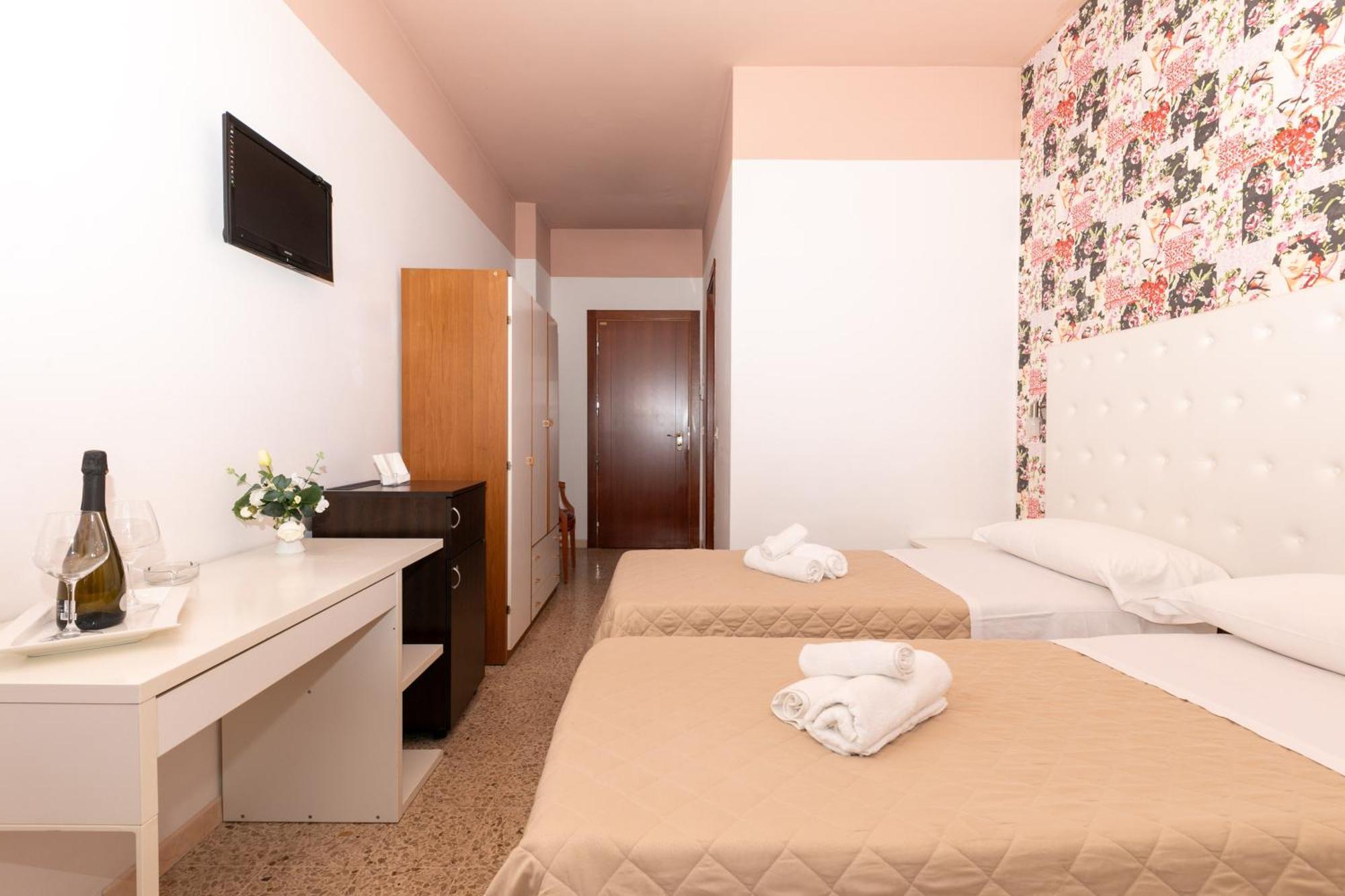 Hotel La Perla Rimini Bagian luar foto