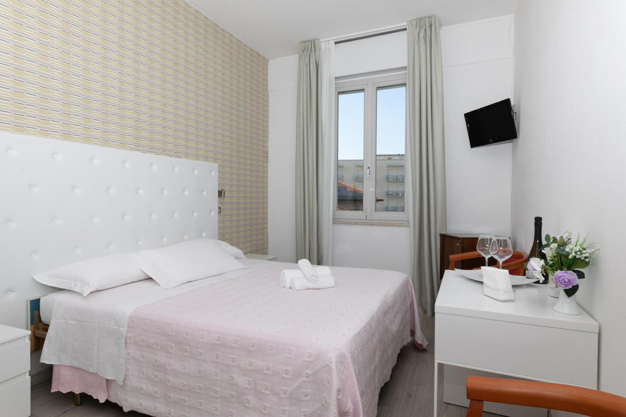 Hotel La Perla Rimini Bagian luar foto