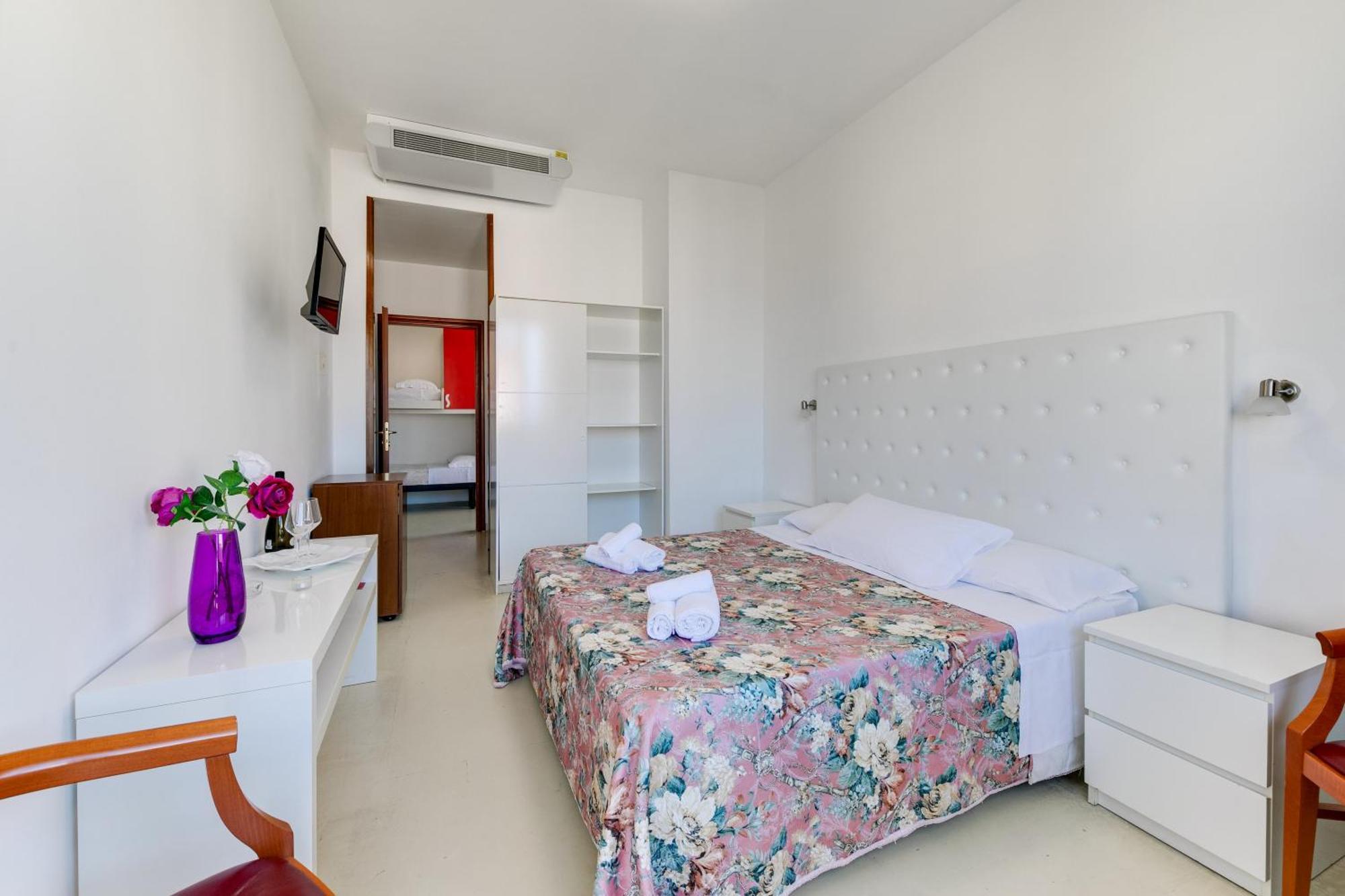 Hotel La Perla Rimini Bagian luar foto