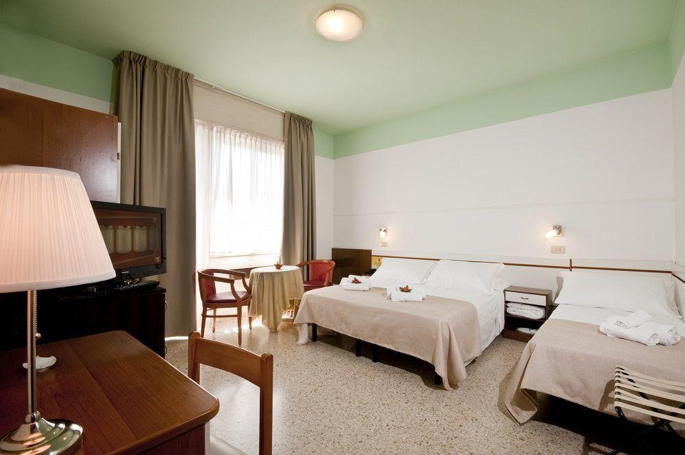 Hotel La Perla Rimini Bagian luar foto