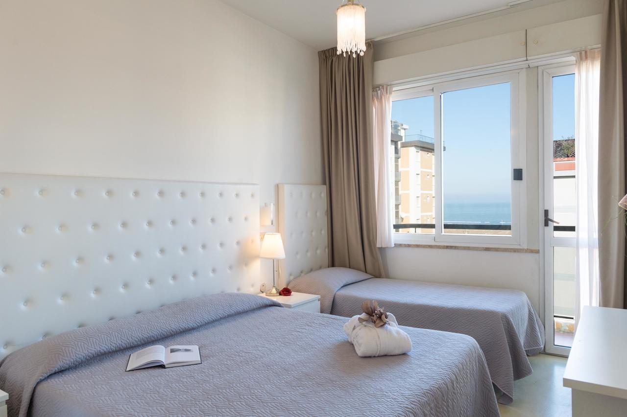 Hotel La Perla Rimini Bagian luar foto
