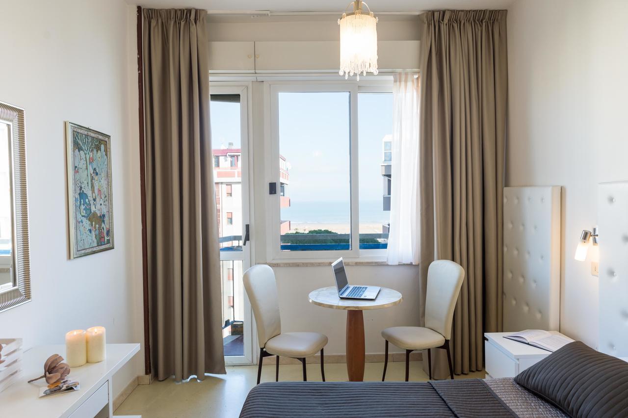 Hotel La Perla Rimini Bagian luar foto